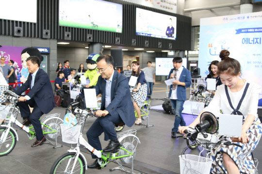 박준성 에스원 전무, 이상홍 한국에너지공단 부이사장 등이 자전거 발전기로 에너지를 만들고 있다. <한국에너지공단 제공>